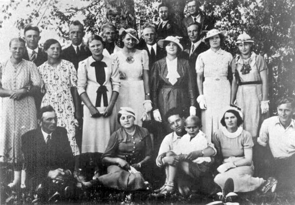 Zdjęcie wykonane w Hruzdowie, na zdjęciu mieszkańcy Bielawina Białeccy, Rudzińscy,Szewielińscy.Rok 1936